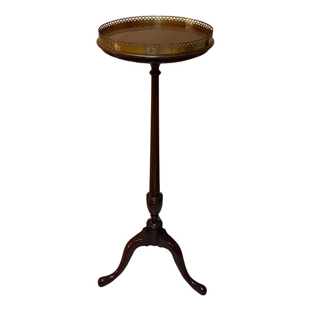 1970s Williamsburg-Style Mahogany Plant Stand / Candlestick Table For Sale