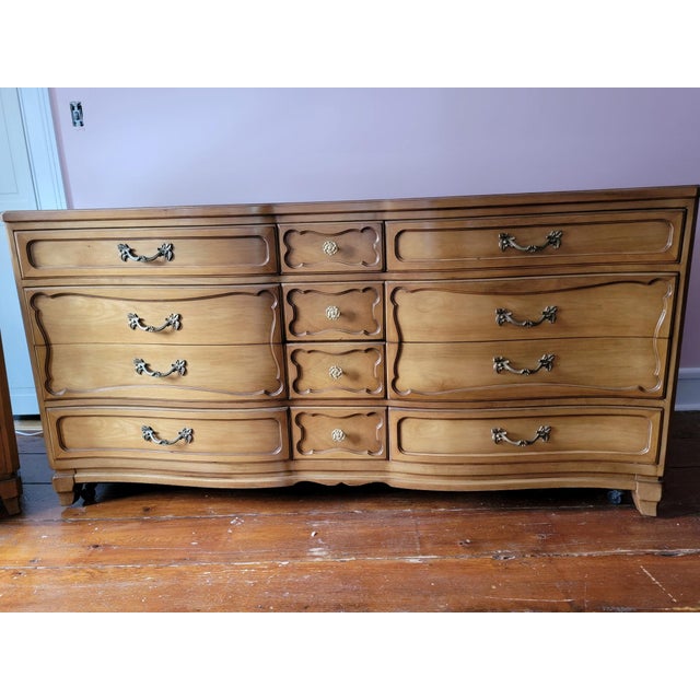 French Provincial Vintage 1950s/60s R-Way French Provincial 4-Piece Bedroom Suite For Sale - Image 3 of 18