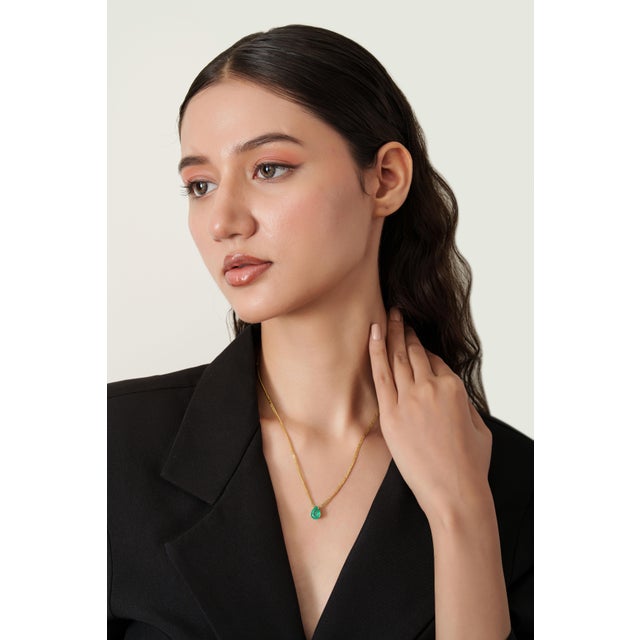 1.63ct Pear Cut Emerald Solitaire Modern Necklace in 14k Yellow Gold-18 Inch Length For Sale - Image 12 of 16