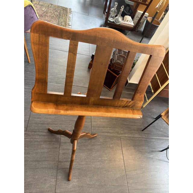 Vintage wooden music stand in good condition H: 113 cm W: 52 cm D: 20 cm