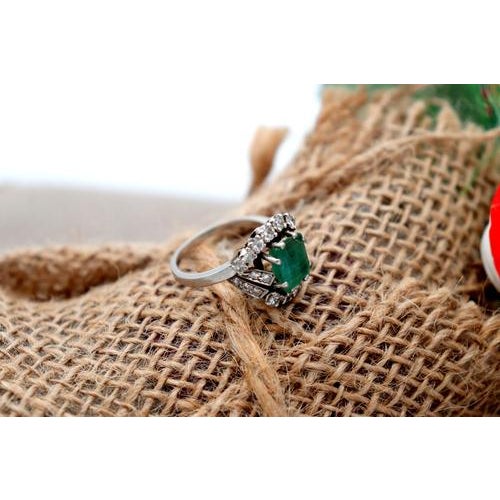 Platinum Ring with Diamonds For Sale - Image 9 of 9