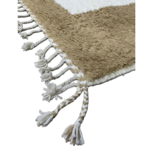 Neutral Moroccan Rug – Handmade Modern Berber Wool Carpet This elegant handmade Moroccan rug features a refined neutral...
