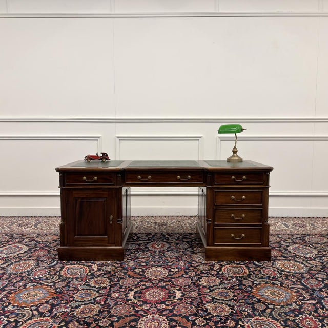 Classic English Desk Green Leather Inlay, in Very Good conditions. Designed 1920 to 1949