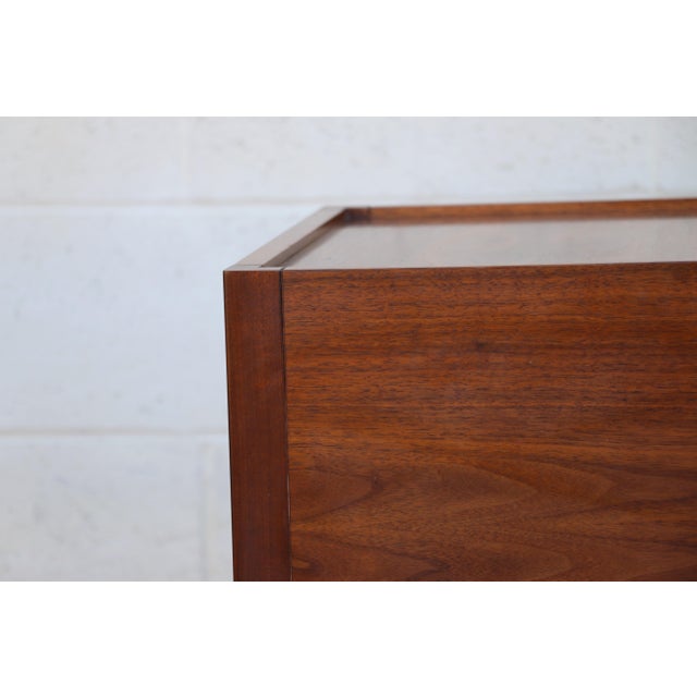 Mid-Century Modern Walnut Coffee Table With Leather Magazine Holder & Brass Casters, C. 1960s For Sale - Image 4 of 18