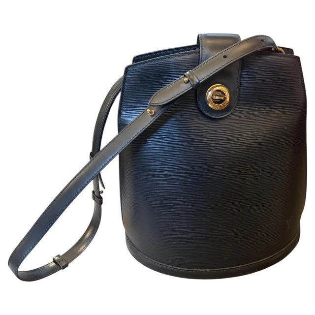 French 1995 Vintage Louis Vuitton Black Epi Leather Cluny Shoulder Bag For Sale - Image 3 of 17