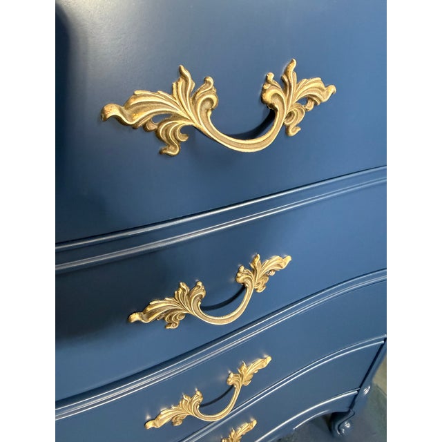 1960s French Provincial High Chest Refinished in Navy For Sale In Philadelphia - Image 6 of 6
