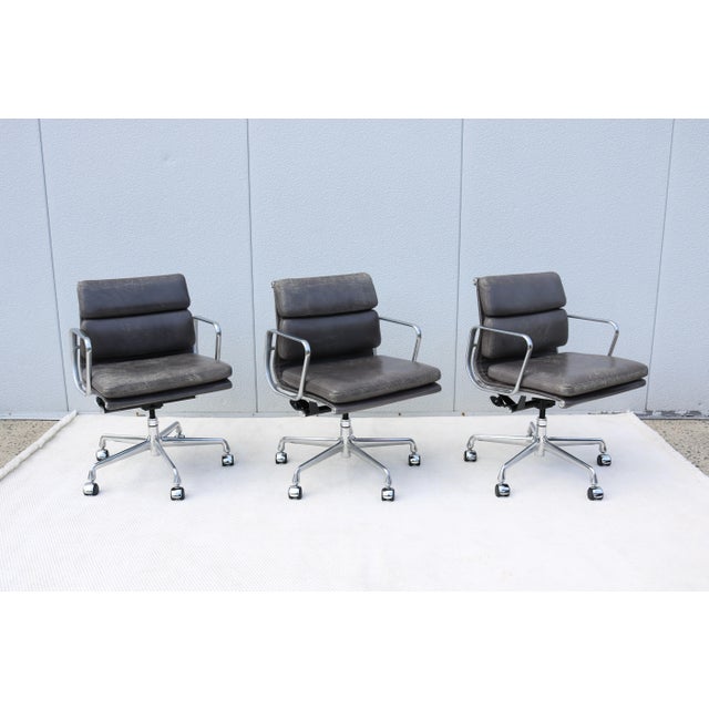 Gray Mid-Century Distressed Gray Leather Eames Soft Pad Management Chair by Herman Miller For Sale - Image 8 of 18