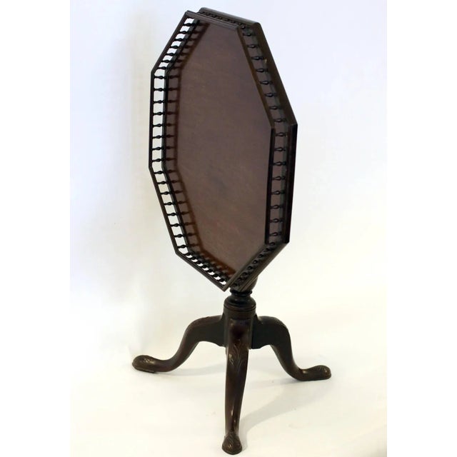 18th century Chippendale Mahogany Tilt-Top Table For Sale - Image 4 of 11