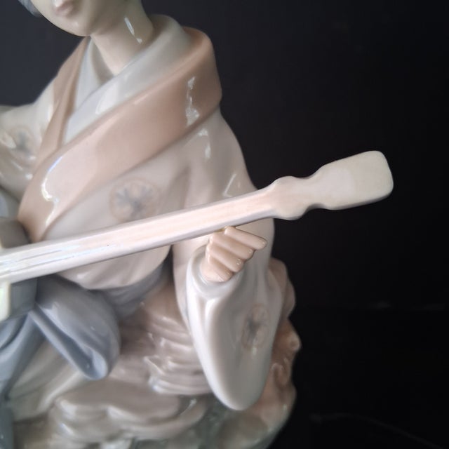 Japanese 1990s Nao Lladro Geisha Playing a Shamisen "Oriental Melody" Model # 227 For Sale - Image 3 of 6