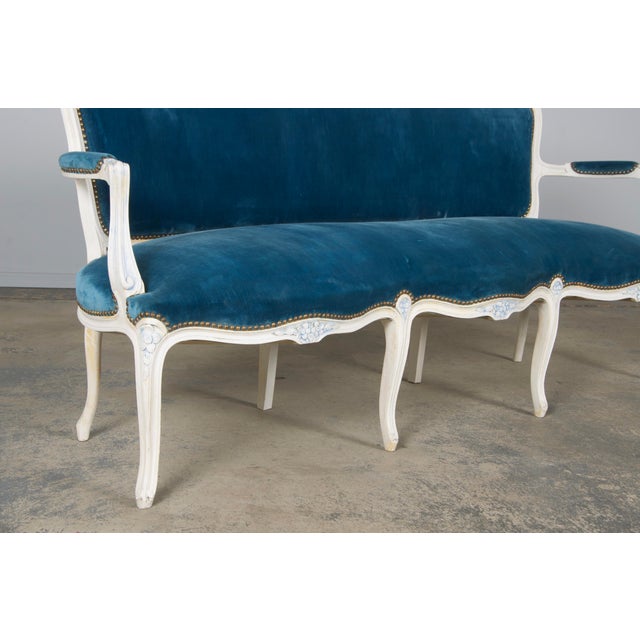 Wood French Louis XV Style Painted Settee in Blue Velvet For Sale - Image 7 of 12