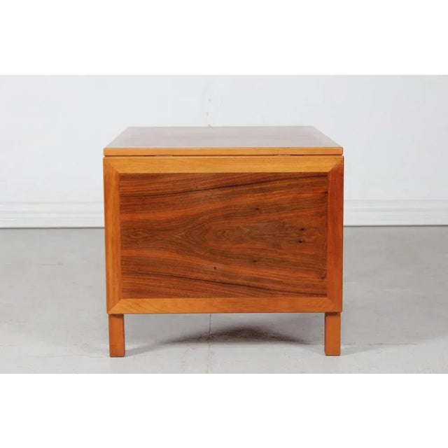 Børge Mogensen Extendable 5360 Coffee Table in American Walnut with 2 Drop-Down Leaves by Børge Mogensen for Fredericia Stolefabrik, Denmark, 1970s For Sale - Image 4 of 9
