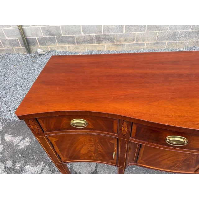 Hepplewhite Late 20th Century Hickory Chair Mahogany Satinwood Inlaid Serpentine Front Sideboard. For Sale - Image 3 of 17