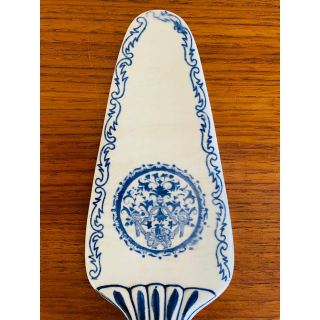 Ceramic Vintage French Porcelain, Pastry Platter and Cake Lifters by Gien, 1930s, Set of 3 For Sale - Image 7 of 18