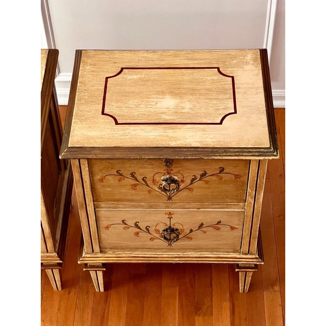 Wood 1920s Pair of Italian Neoclassical Style Paint Decorated Nightstands For Sale - Image 7 of 18