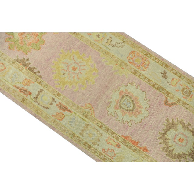 This modern Turkish Oushak rug is a stunning piece of art that has been handwoven using traditional techniques by skilled...