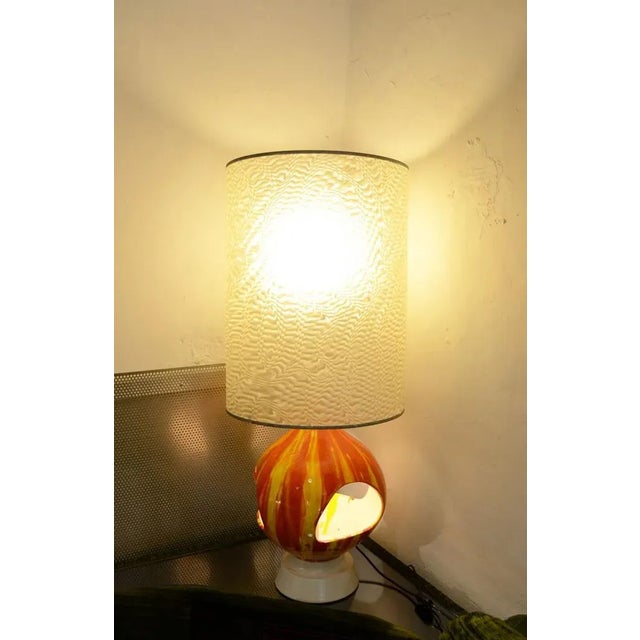 - Large table lamp with lacquered metal base - Structure in ceramic with cast enamels decoration - Vintage lampshade in...