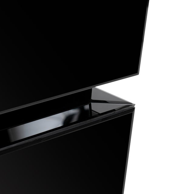The Black Mirrored Pedestal is a striking fusion of sleek sophistication and modern design. With its high-gloss mirrored...