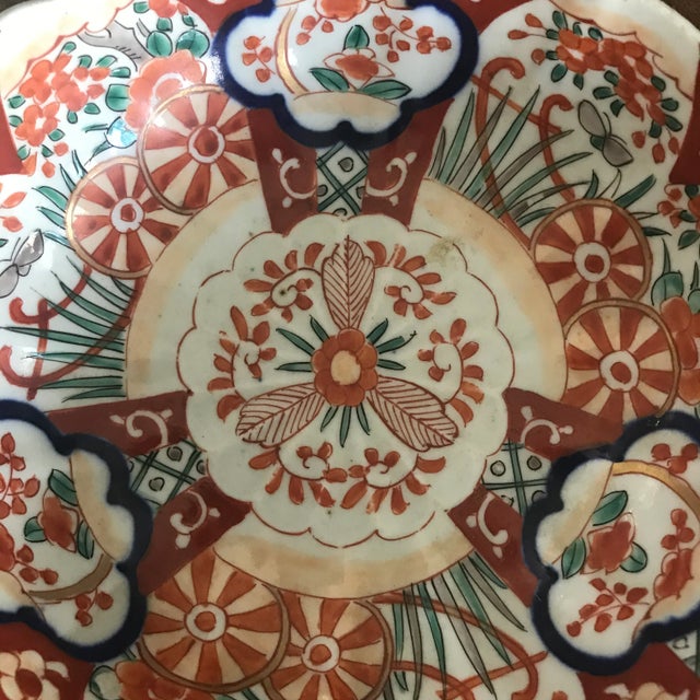 19th Century Hand-Painted Imari Bowl With Scalloped Rim For Sale - Image 6 of 8