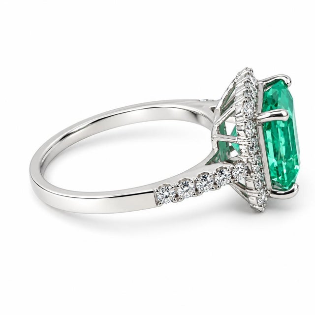 Late 20th Century Estate Platinum Natural Emerald & Diamond Halo Cocktail Ring, Size 6.75 For Sale - Image 4 of 5