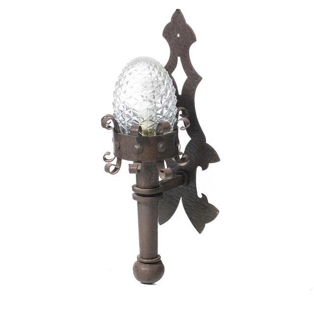 20th century Portuguese in iron with glass tulip. Dimensions: 45 x 20 cm. Up to 250V (Europe/UK Standard).The wiring of...