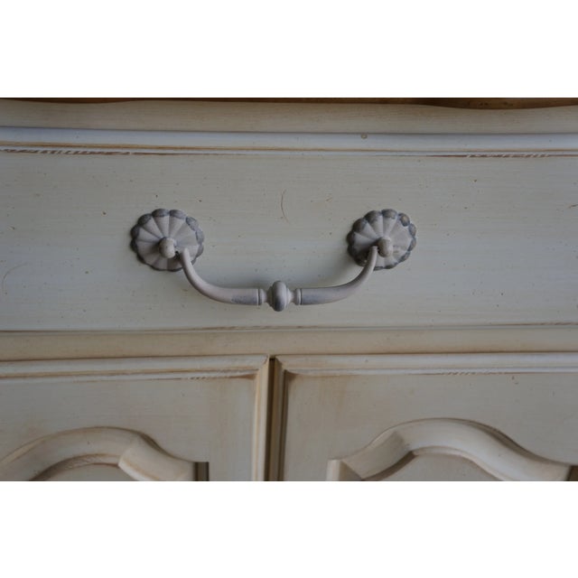 Provincial artistry combines with superior craftsmanship in these nightstands by Ethan Allen. Romantic and timeless the...