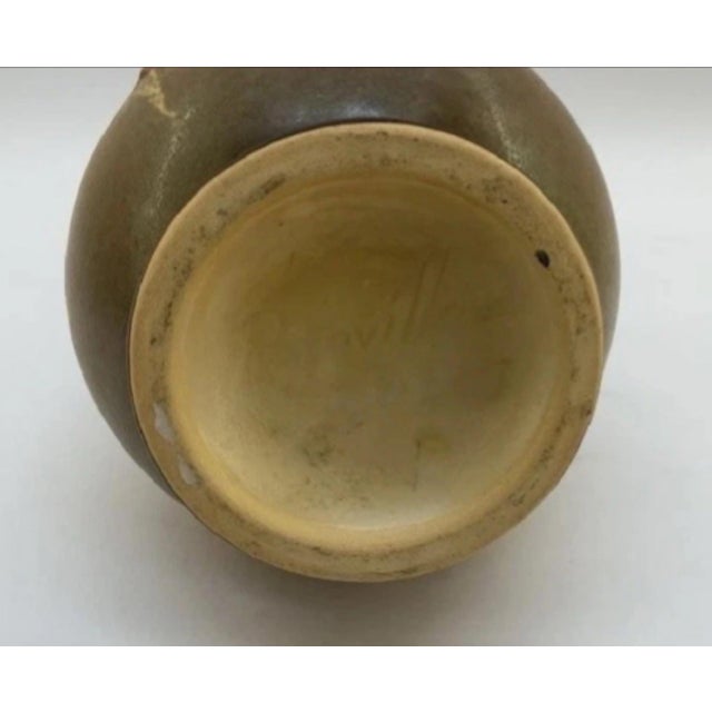 Roseville Pottery 1938 Roseville Pottery Fuchsia Brown Double-Handled Vase 895-7 For Sale - Image 4 of 4