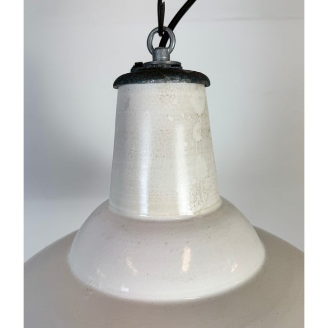 Mid-Century Modern Industrial British White Enamel Factory Pendant Lamp from Benjamin, 1960s For Sale - Image 3 of 18
