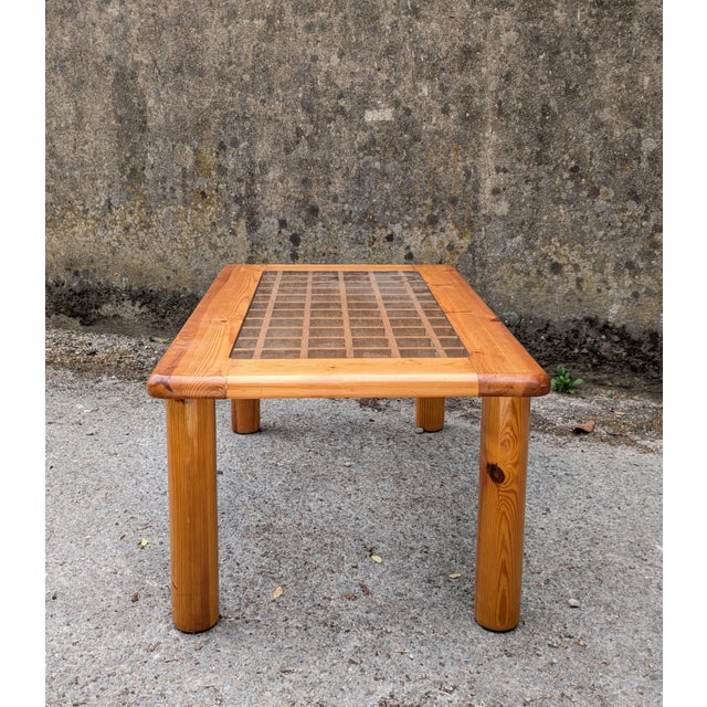 Dimensions: 92 x 41 x 55 cm (L x H x D) - Openwork coffee table in pine and white glass - Detachable cylindrical legs for...