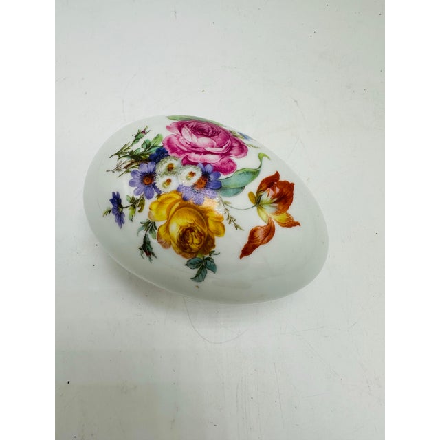 Lovely Limoge hand painted egg. This vintage piece is great to add to a collection of stand on it’s own