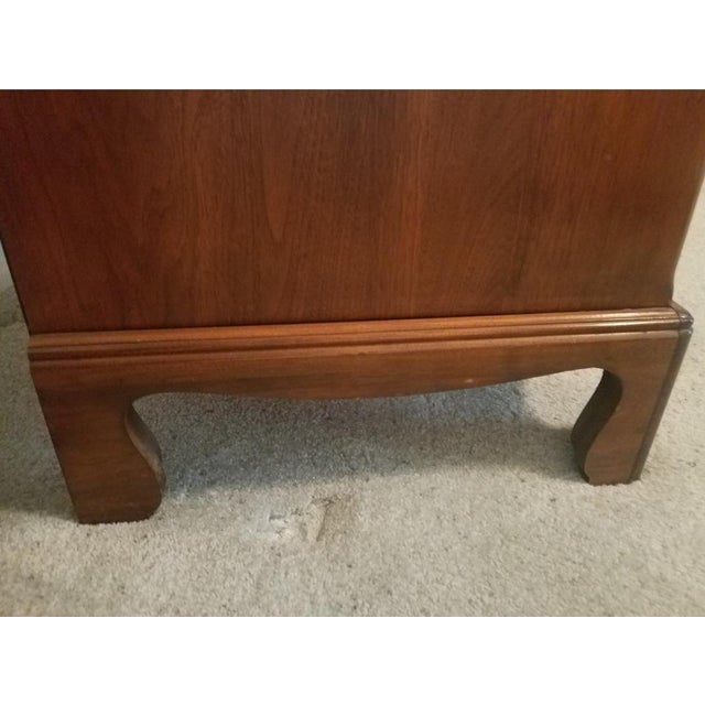 Wood 1940s Traditional Walnut Vanity Davis Cabinet Co. With Mirror For Sale - Image 7 of 13