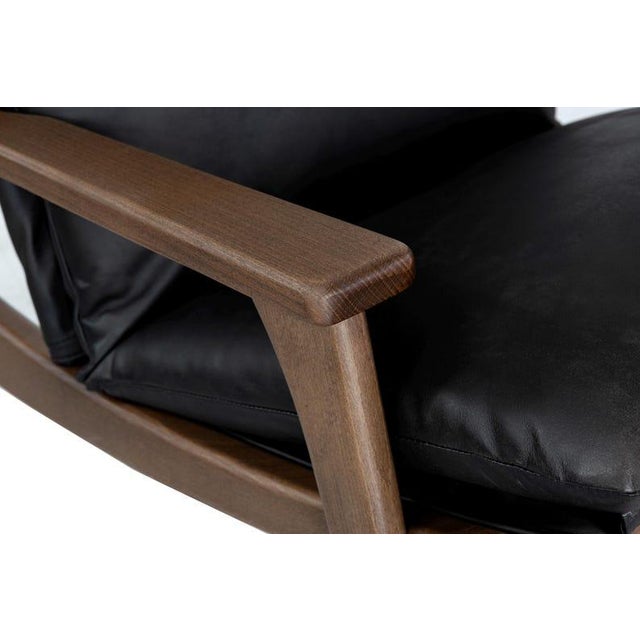 Mid-Century Modern Vintage-Inspired Buffalo Leather Lounge Chair: Mid-Century Modern Accent Piece for Living Room or Study For Sale - Image 3 of 4