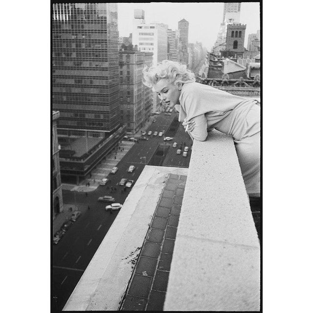 Marilyn On The Roof NEW YORK CITY - MARCH 1955: American actress Marilyn Monroe (1926 - 1962) leans over the balcony of...