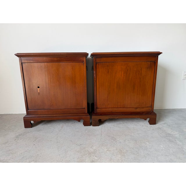 Vintage Link-Taylor Heirloom Solid Mahogany Chippendale Bedside Tables / Nightstands – A Pair For Sale - Image 11 of 16