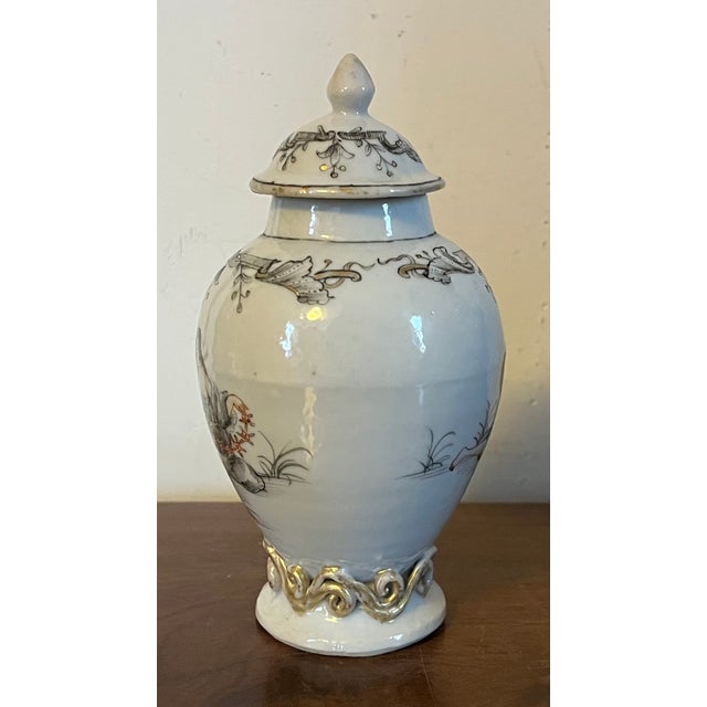Antique 18th Century Qianlong Chinese Export Porcelain Tea Caddy Urn Decorated en Grisaille With Courting Couples For Sale - Image 4 of 12