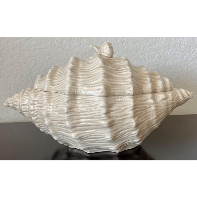 Circa 1982 Palm Beach Chic Lidded Earthenware Conch Shell Tureen With Underplate & Ladle – 4 Pieces For Sale In Austin - Image 6 of 18