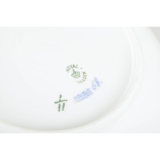 Royal Copenhagen, Blue Fluted Plain Round Porcelain Serving Dish, 1920s For Sale - Image 4 of 5