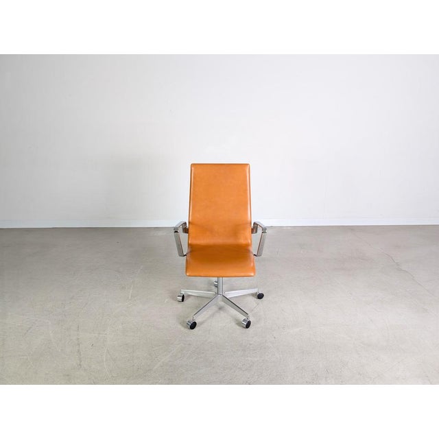 Beautiful swivel chair from the renowned Danish manufacturer Fritz Hansen. The chair was designed by Arne Jacobsen, one of...