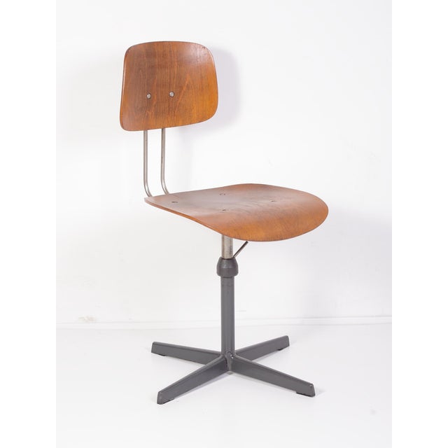 This office chair features an adjustable seat height.