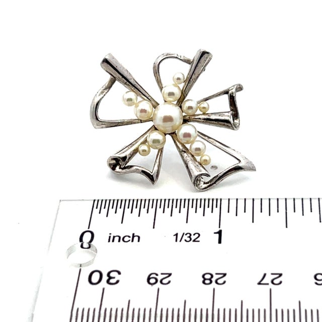 1990s Mikimoto Estate Akoya Pearl Brooch Pin 2.5-6 mm Silver For Sale In New York - Image 6 of 7