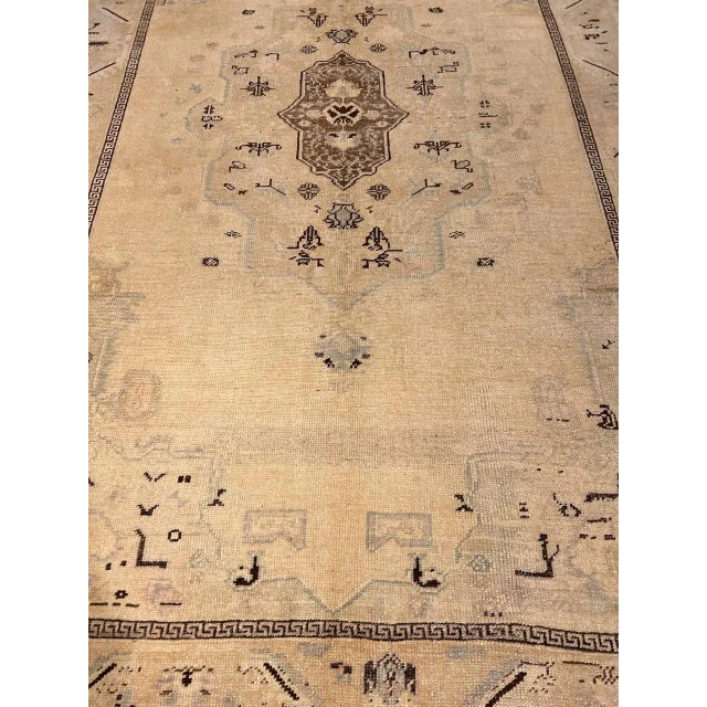 Hand knotted Oushak rug. 100% hand-spun lamb’s wool rug with all natural dyes. D08038