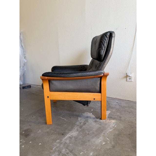 1960s Swedish Adjustable Black Leather Lounge Armchair by Göte Möbler - Mid-Century Modern Recliner For Sale In Los Angeles - Image 6 of 6