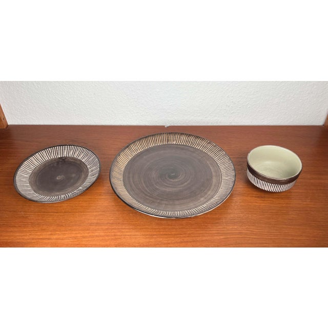 Mid-Century Modern Danish Studio Pottery Minimalist Plates and Bowl from Einar Helleroe, 1960s, Set of 3, in Very Good...