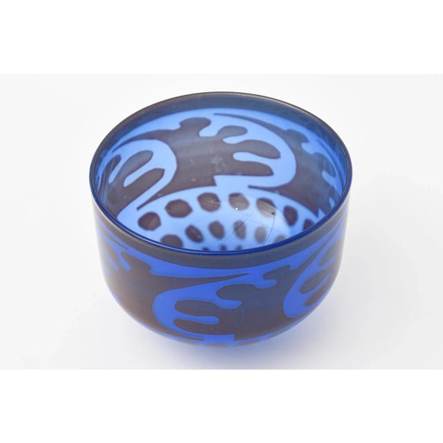 1960s Vintage Swedish Signed Abstract Blue Glass Bowl by Gunnar Cryen Graal, for Orrefors, Cobalt Blue For Sale - Image 5 of 11