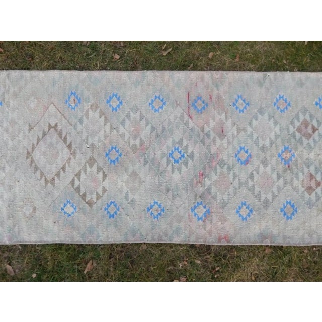 1970s Oushak Turkish Runner With Repeating Diamond Geometric Design For Sale - Image 5 of 13