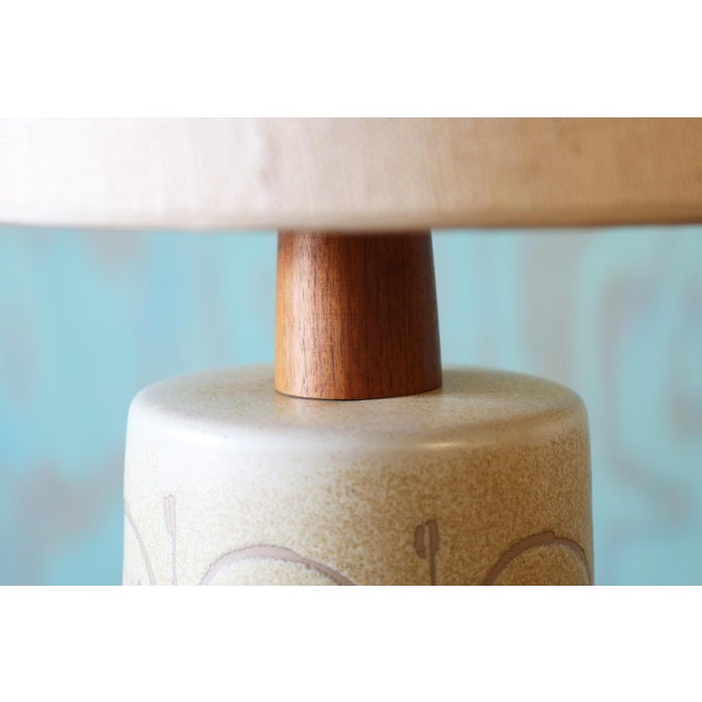 1960s 1960s Gordon and Jane Martz M170 Lamp for Marshall Studios Yellow Tan Engravings 31" For Sale - Image 5 of 15