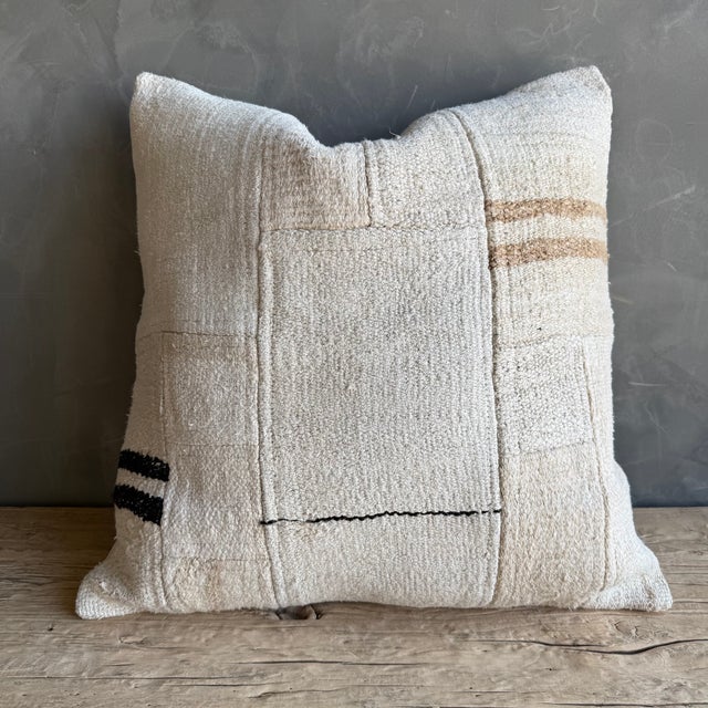 Size: 22" x 22" - Crafted from authentic vintage Turkish hemp rugs, each pillow is a one-of-a-kind statement piece rich in...