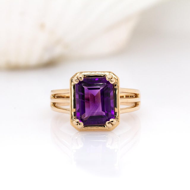 Contemporary 1.6cts Solitaire Amethyst Ring: 14k Solid Gold, Triple Split Shank | Em 10x8mm For Sale - Image 3 of 7