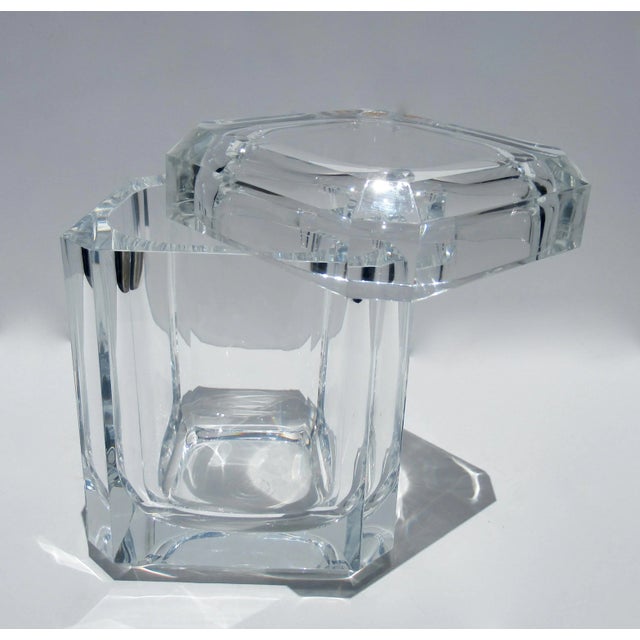 1970s Vintage Mid-Century Modern Alessandro Albrizzi Lucite Square Faceted Ice Bucket For Sale - Image 5 of 13