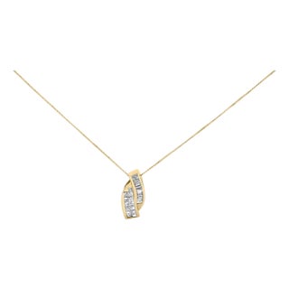 14k Yellow Gold 1 1/3 Cttw Princess and Baguette-cut Diamond Double Curved Pendant Necklace (H-I Color ,VS1-VS2 Clarity) - NO CHAIN INCLUDED For Sale