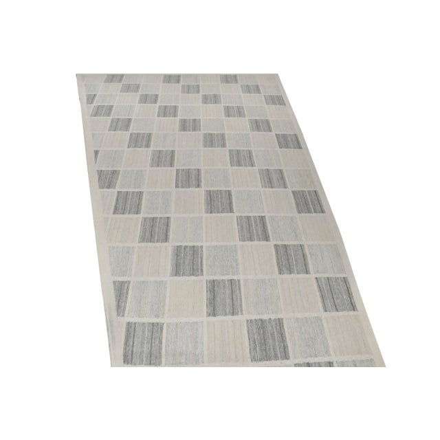 2010s Rug & Kilim’s Scandinavian Style Trapezoid Kilim in Gray With Geometric Pattern For Sale - Image 5 of 7